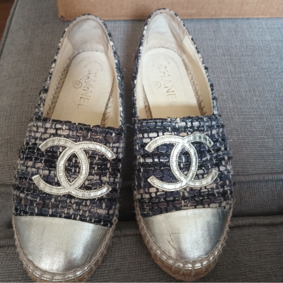 Beautiful tweeted Chanel, only worn handful of time, sold out at Chanel - Picture 4 of 5